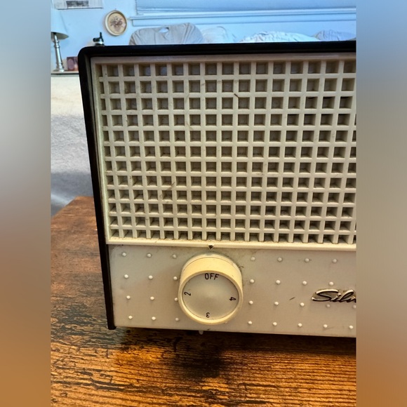 Vintage 1961 Silvertone Radio Model 2001 - Picture 3 of 11